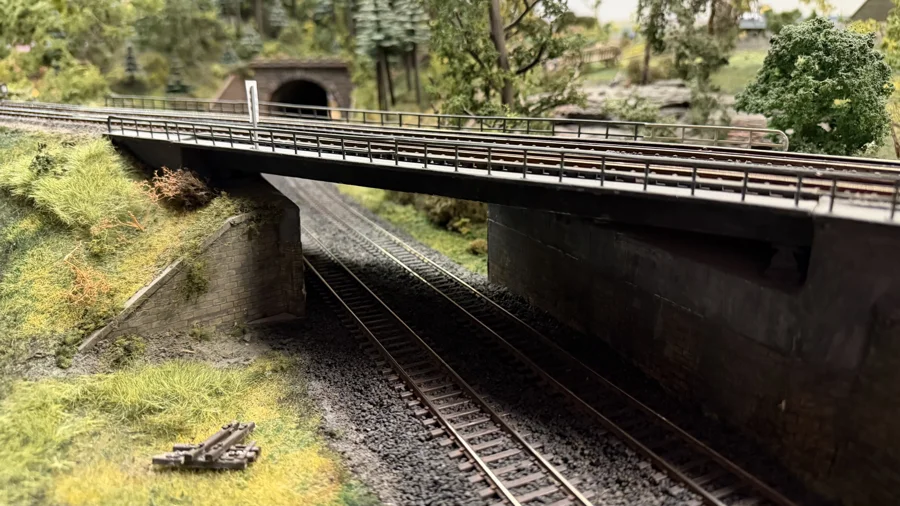 A railway bridge above the cutting